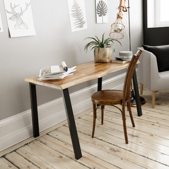 Ambientebild Tisch mit u-förmigen Tischbeinen in schwarz