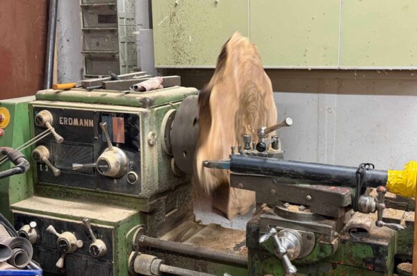 Holzrohling in Bearbeitung auf einer alten ERDMANN-Drehbank in einer Werkstatt