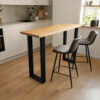 Table haute dans la cuisine avec pieds de table rectangulaires noirs, 50 × 100 cm