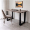 Bureau avec plateau gris et pieds de table rectangulaires noirs, 50 × 72 cm