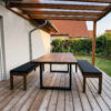 Table de jardin avec deux bancs sur la terrasse, pieds de table rectangulaires noirs 90 × 72 cm